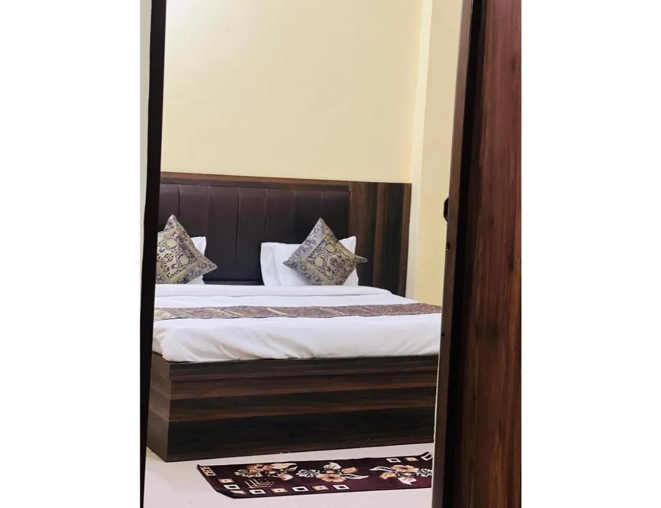 Hotel Sadguru Inn, Varanasi India